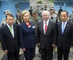 Clinton ve Gates Kore'de