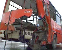Çöp kamyonu otobüsü biçti