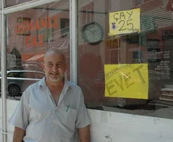 Darbe mağduru esnaf pankart astı