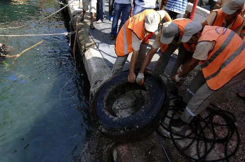 Denizden çift kişilik yatak ve klozet çıktı