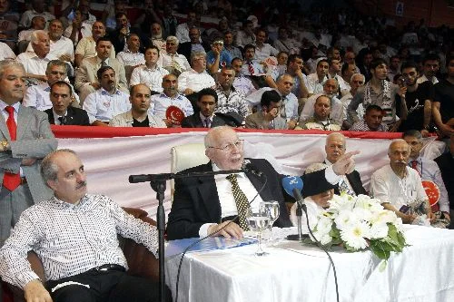 Erbakan, hükümeti içi saman dolu kuşa benzetti