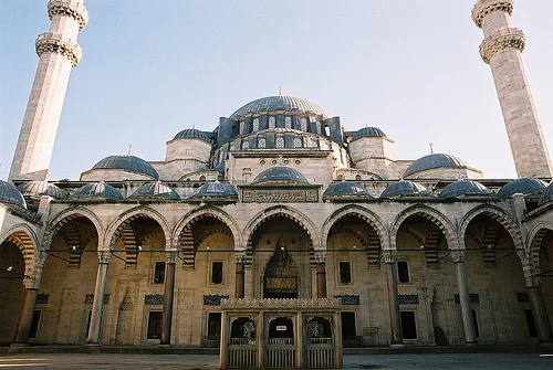 Fatih Camisi'ni 'Fatih Külliyesi' den okuyun