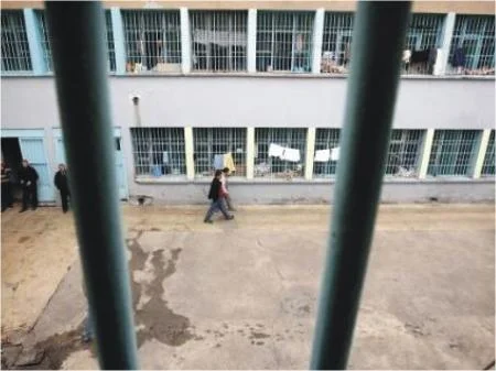 Firari minibüs beklerken yakalandı