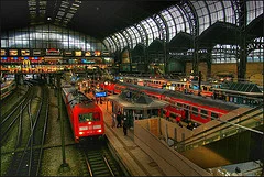 Hamburg'da araç yüklü tren kundaklandı