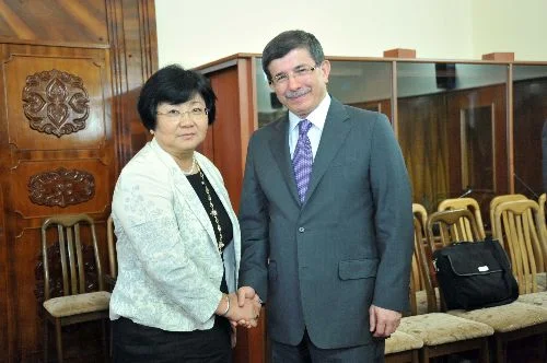 Kırgızistan'ın yeni lideri, ilk Davutoğlu'nun kabul etti