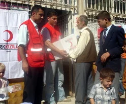 Kızılay Siirt'de yardım yaptı