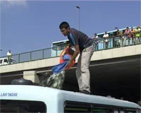 Minibüsçüler, E-5'i trafiğe kapattı