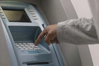 Müşterityi parmağından tanıyan ATM!