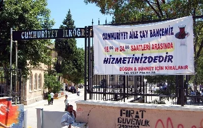Okul bahçesi, yaz mevsiminde çay bahçesi oldu