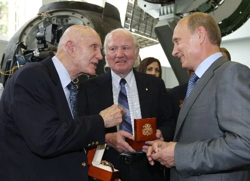 Putin, Sovyet ve Amerikan kozmonotlarla buluştu