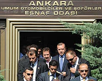 Şoförler Başbakan Erdoğan'ın yolunu kesti