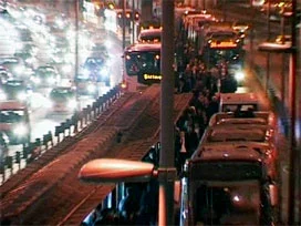 Şüpheli paket metrobüs trafiğini felç etti