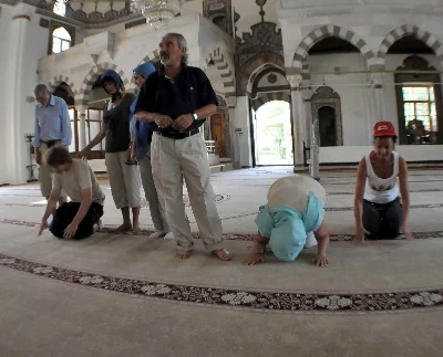 Turistler, rehbere uyarak namaz kılmaya çalıştı!