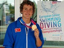 Türk spor tarihi yüzmede ilk altınla tanıştı