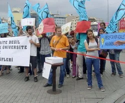 Üniversiteliler YÖK'ü protesto etti