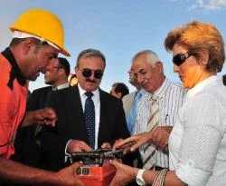 Van Valisi kızlara sahip çıktı