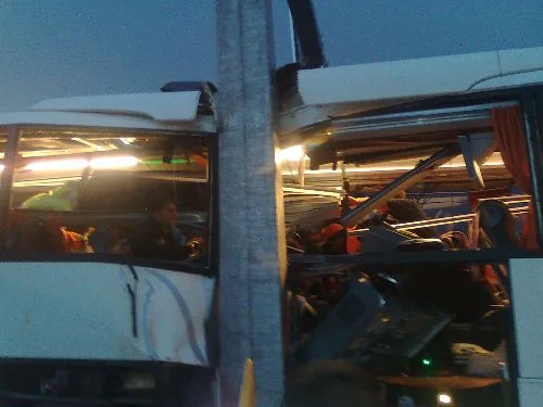 Yoldan çıkan yolcu otobüsü yön tabelasına çarptı: 39 yaralı