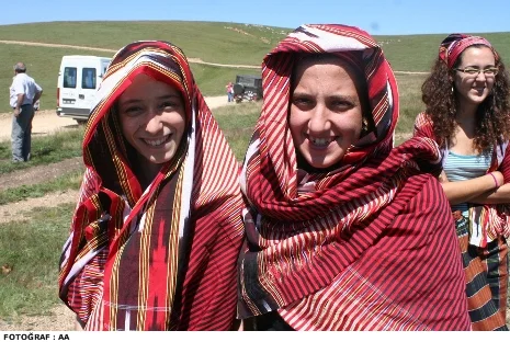 3 kıt'adan gelip, kemençe ile yaylaya göçtüler