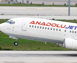 Antalya'ya inen uçağın 4 lastiği patladı