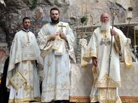 Ayine karşı cami