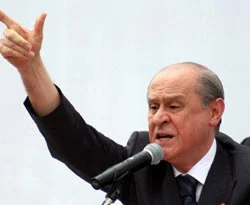 Bahçeli slogan yürüttü