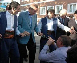 Başbakan Van'da halay çekti