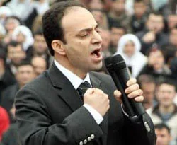 Bayrak üstüne bayrak istedi soruşturmayı yedi