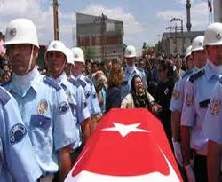 Diyarbakır'da yaralanan polis şehit oldu