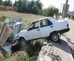 Dolmuş durağını yerinden söktü