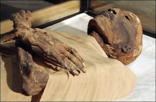 Firavun II. Ramses'in eli neden havada?