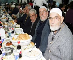 İftar verebilmek için sıraya girdiler