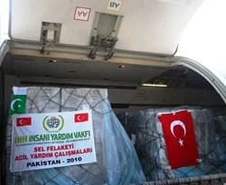 İHH'dan Pakistan'a kargo uçağı