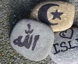 İngiliz ırkçılardan İslâm'a hakaret
