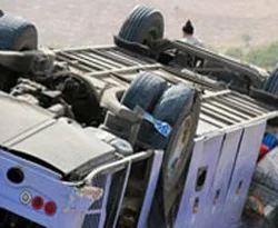 Kamyonet şarampole devrildi: 2 ölü