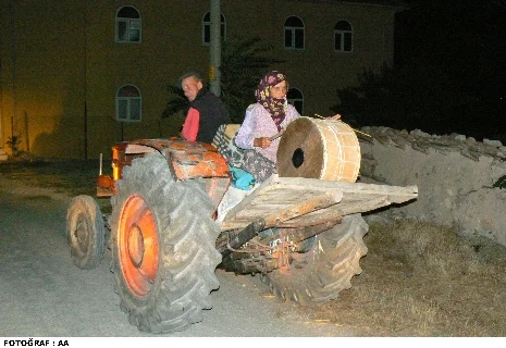 Kendi traktör kullanıyor, karısı davul çalıyor