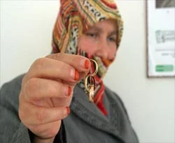 Küpelerini ve alyansını bağışladı