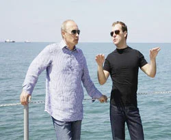 Medvedev: 2012'de Putin'e rakip değilim