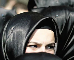 Meğer böyle çözecekmiş başörtüsünü