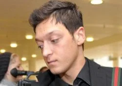 Mesut Özil'den Pakistan seferbeliği
