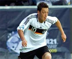 Mesut Özil, Real Madrid'e transfer oldu