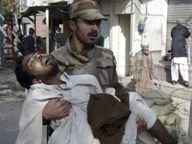 Pakistan'da camiye intihar saldırısı: 10 ölü