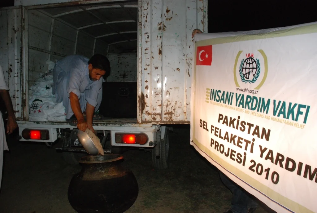 Pakistan'da yaralar sarılıyor