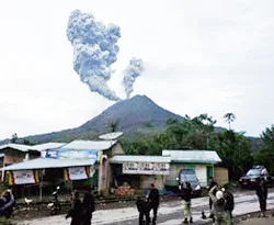 Sinabung 2 km yüksekliğe kül püskürtüyor