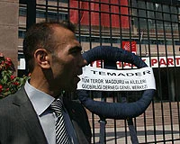 Terör mağdurlarından CHP'ye siyah çelenk