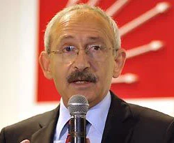 Terör mağdurlarından CHP'ye siyah çelenk