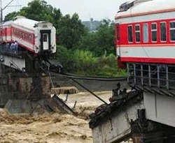 Tren geçerken köprü çöktü