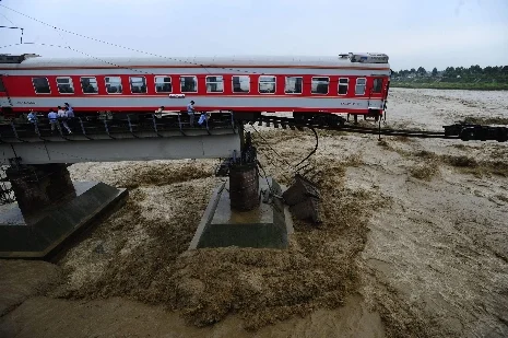 Yolcu treni sulara kapıldı