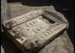 2 bin yıllık mezar taşı bulundu