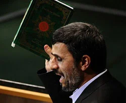 Ahmedinejad kürsüye Kuran'la çıktı
