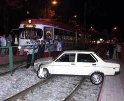 Araç tramvay yoluna girdi